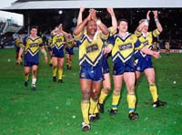 LeedsPlayers-Celebrate1-00-1993